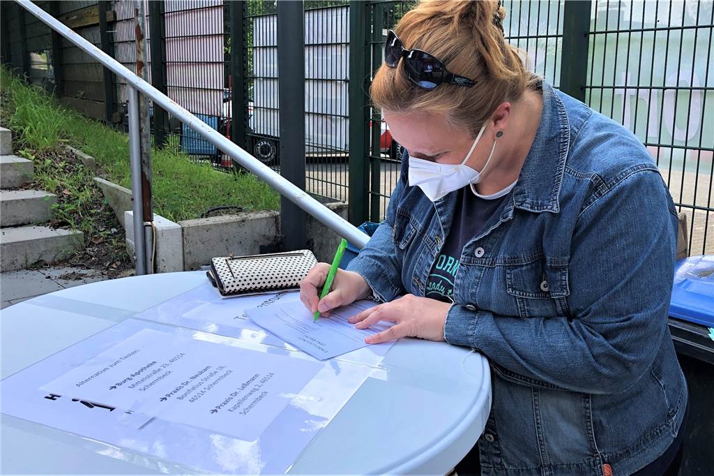 Corona: Nadine Menker endlich geimpft - Mutter starb an Covid-19 Vor dem Impfen musste Nadine Menker einige Formulare ausfüllen.
