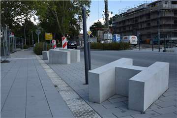 Vor dem Jugendzentrum Sunshine stehen seit einiger Zeit mehrere Buchstaben aus Beton.