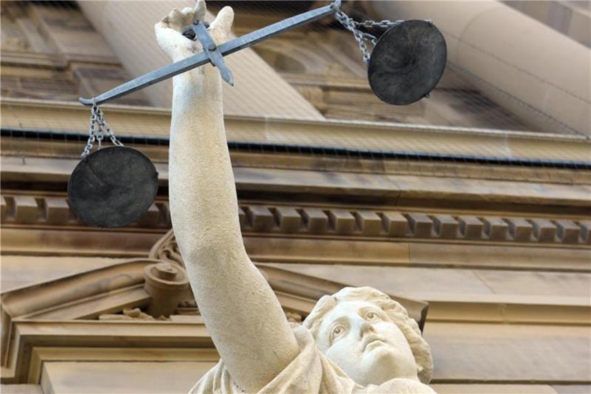 Staatsanwaltschaft: Finanzskandal in katholischer Kirche Vor dem Justizgebäude steht eine Satue der Göttin Justitia. Foto: Stefan Puchner/Archiv