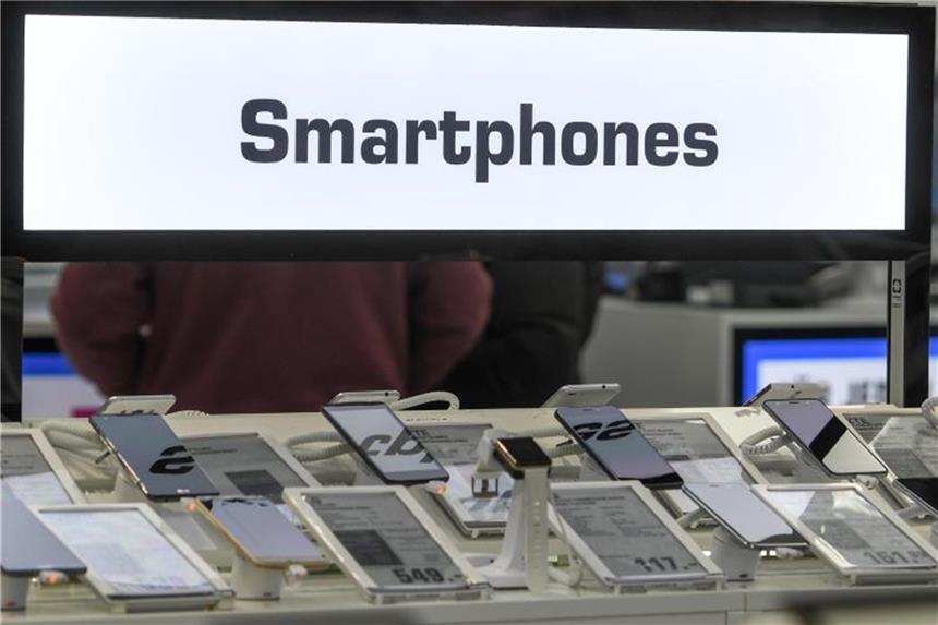Vor Smartphone-Kauf Update-Politik des Herstellers prüfen Vor dem Kauf eines Smartphones sollten Verbraucher prüfen, wie oft und wie lange der Hersteller das Gerät mit Sicherheits- und Funktionsupdates versorgt. Foto: Armin Weigel/dpa