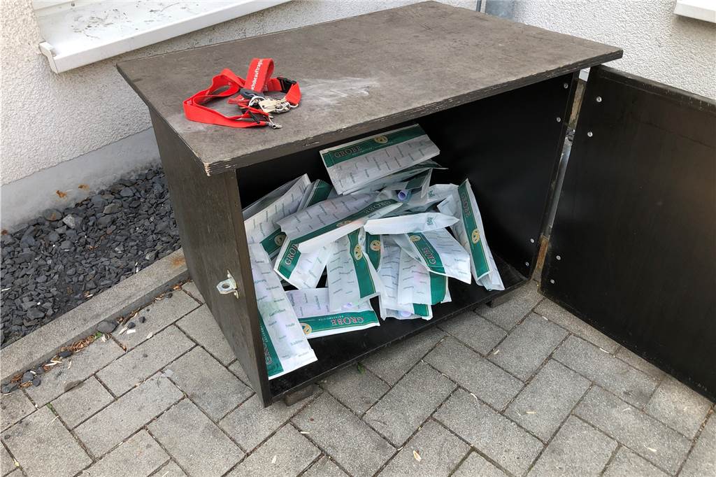Öffnung der Kitas: Keine Snacks für die Kinder und geschlossene Türen Vor dem Kindergarten ist eine "Schatzkiste" aufgebaut, die die Kinder mit einem Code öffnen können. Darin finden sie Spiele für zu Hause oder auch mal eine Überraschung zum Naschen