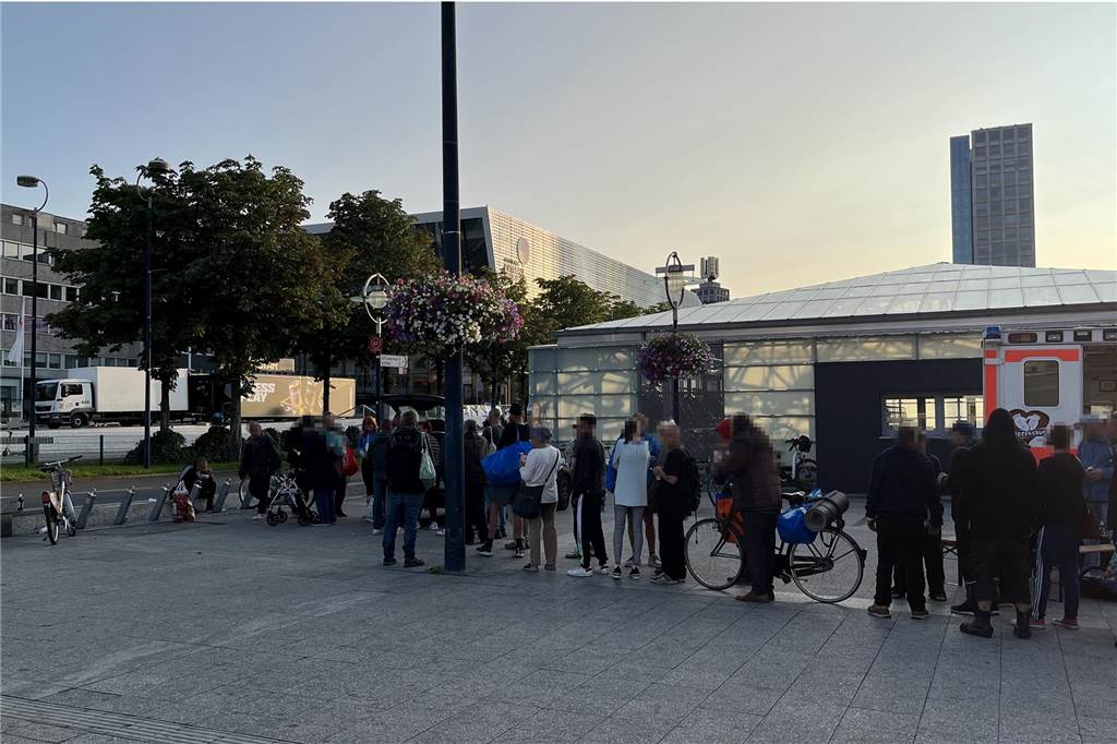 Sylwia Rother kocht für Bedürftige am Hauptbahnhof Viele Menschen in der Schlange vor dem Kombi von Sylwia Rother.