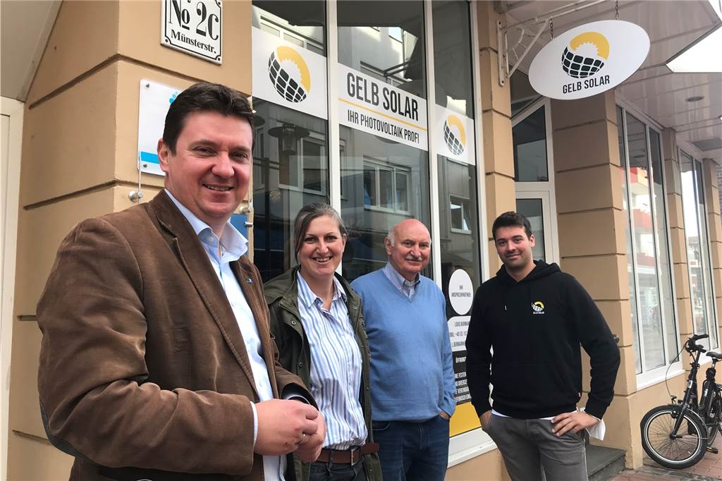 Wie drei Castroper Läden von Billigmieten in der Altstadt profitieren Vor dem Ladenlokal von Gelb Solar: Über die Ansiedlung der Firma in der Münsterstraße freuen sich (v.l.n.r.): Bürgermeister Rajko Kravanja, Verena Reuter, Leiterin der Stadtentwicklung, Vermieter Ulrich Wolf und Louis Burmann, Vertreter und Vertriebler von Gelb Solar.