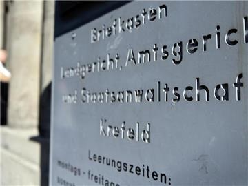 Vor dem Landgericht Krefeld muss der mutmaßliche Kopf einer Bande von Gewinnspielbetrügern verantworten. Foto: Victoria Bonn-Meuser