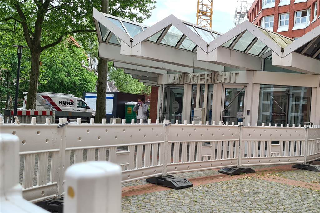 Ahauser Taxi-Schläger (21/29) kassieren überraschend „harte Strafe“ Vor dem Landgericht Münster mussten sich die Ahauser Schläger (21/29) verantworten. Beide müssen für die Tat aus 2019 eine Haftstrafe antreten.