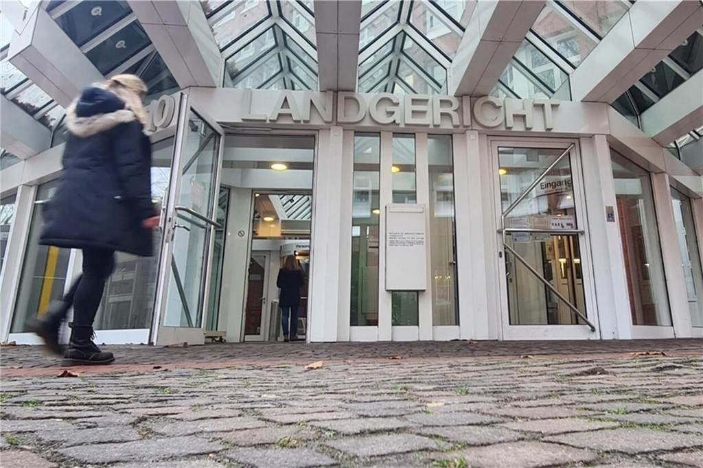 Berufung nach Schlägerei auf Edeka-Parkplatz: Olfener kann Haftstrafe entgehen Eine Frau betritt das Landgericht Münster.