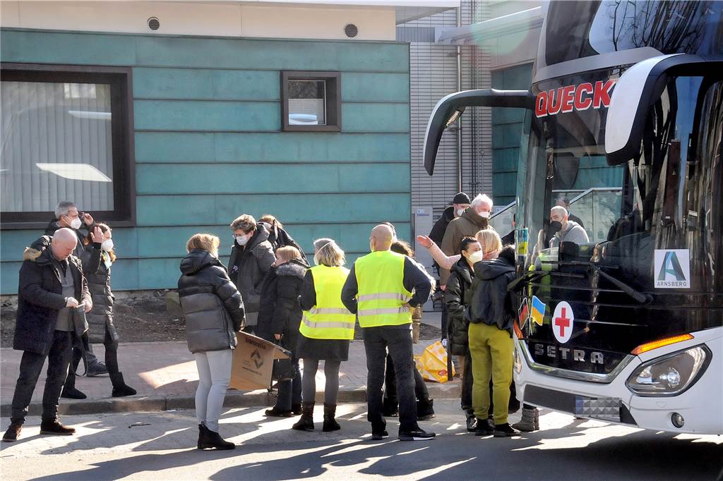 Traumatisierte Kinder: Riesige Hilfsbereitschaft für geflüchtete Ukrainer Vor dem Marienkrankenhaus stiegen die Menschen aus der Ukraine aus dem Bus. Die Kinder unter ihnen durften sich aus einem Pappkarton ein Stofftier aussuchen.