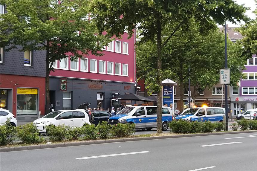 Großer Einsatz von Ordnungsamt und Polizei am „Mit Schmackes“ Vor dem "Mit Schmackes" im Kreuzviertel waren am Mittwochabend einige Fahrzeuge des Ordnungsamts zu sehen. Auch Polizei war laut einem Reporter vor Ort zu sehen, zwischenzeitig waren dort außerdem bis zu sechs Fahrzeuge von Polizei und Ordnungsamt zu beobachten.