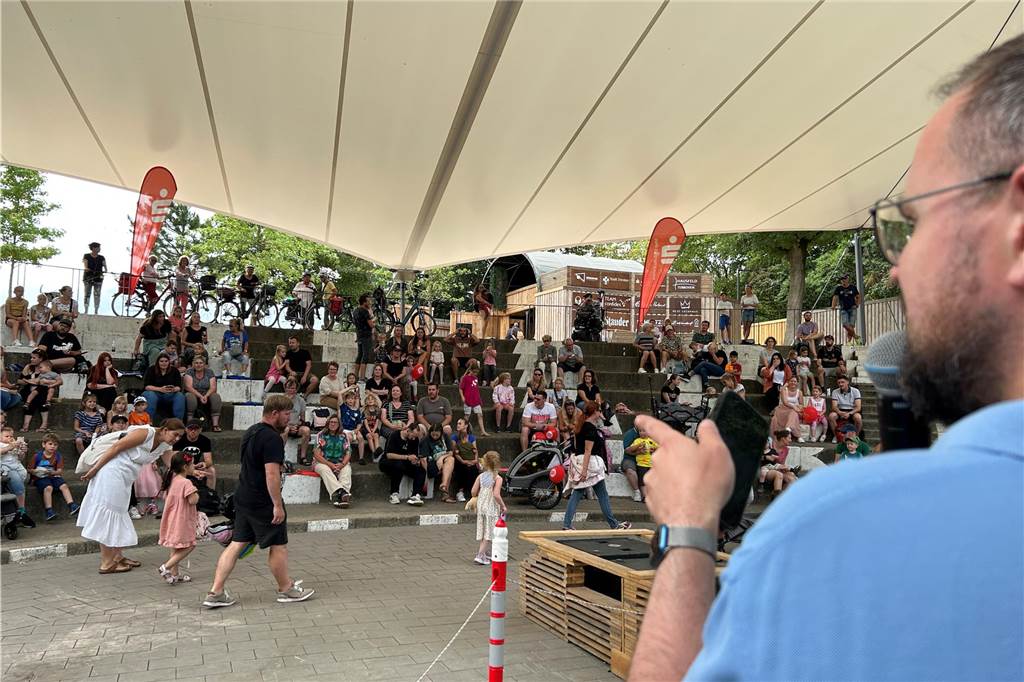 Vor dem Nilsen Konzert gab es noch ein kleines Ratespiel - mit Schlüsselanhängern als Gewinn.