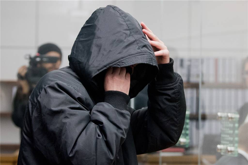 Und der Staat sah zu - der Fall Anis Amri und seine Kontakte nach Dortmund Vor dem Oberlandesgericht in Celle wird aktuell auch gegen Boban S. verhandelt, er wurde 1980 in Dortmund geboren.