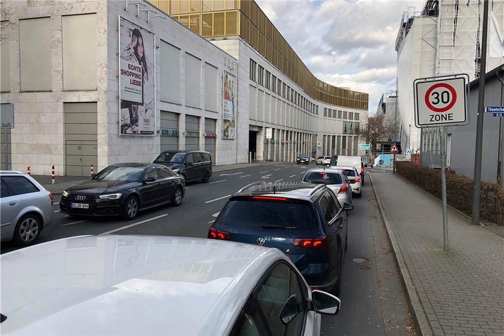 Erster Tag ohne 2G im Handel: Wie voll war es in Dortmunds City? Vor dem Parkhaus der Thier-Galerie staut sich der Verkehr bis hoch zum Wall.