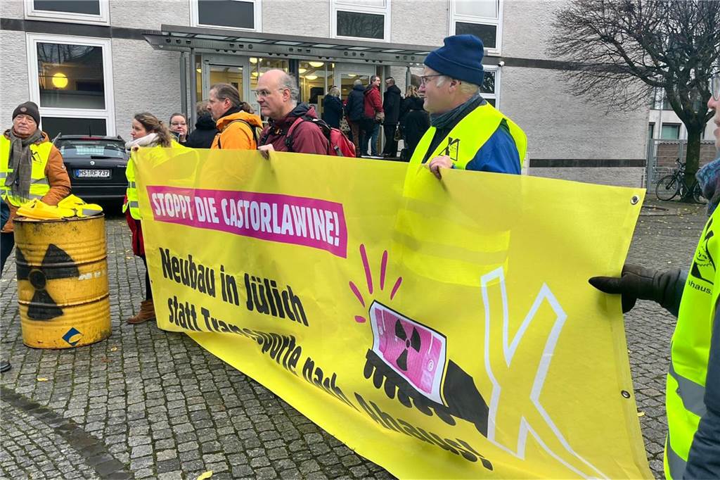 Die Mahnwache der Atomkraftgegner vor dem OVG