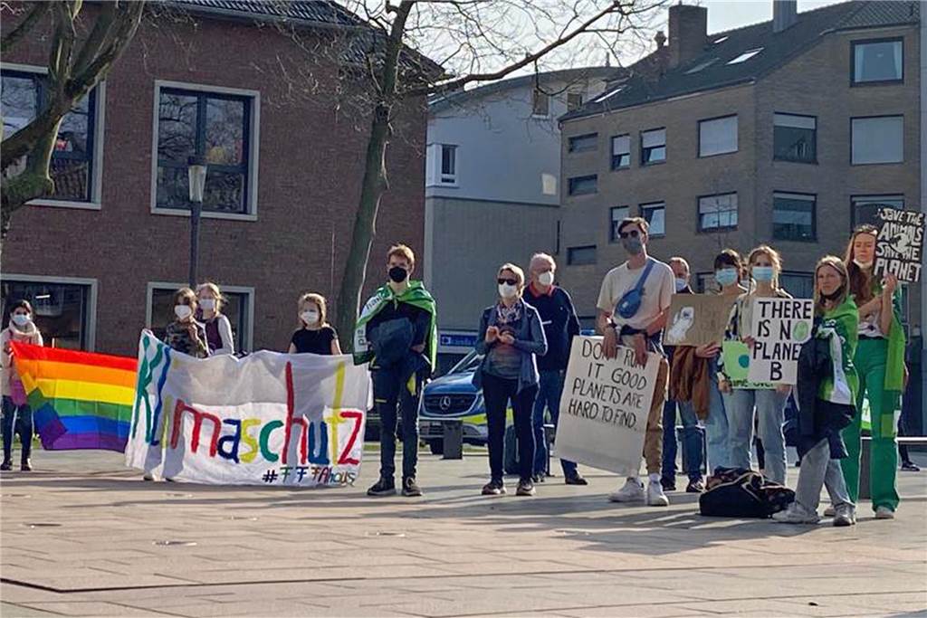 Lautstarker Einsatz für das Klima: Demo zieht durch Ahauser Innenstadt Vor dem Rathaus wurden Reden gehalten bei der Demo von "Fridays for Future" in Ahaus.