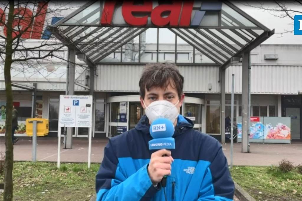 Vor dem Real in Habinghorst: Unser Reporter Bastian Becker berichtete im Livestream und sprach im Interview mit Marktleiter Dominik Trieba und Mitarbeiterin Desirée Simon.