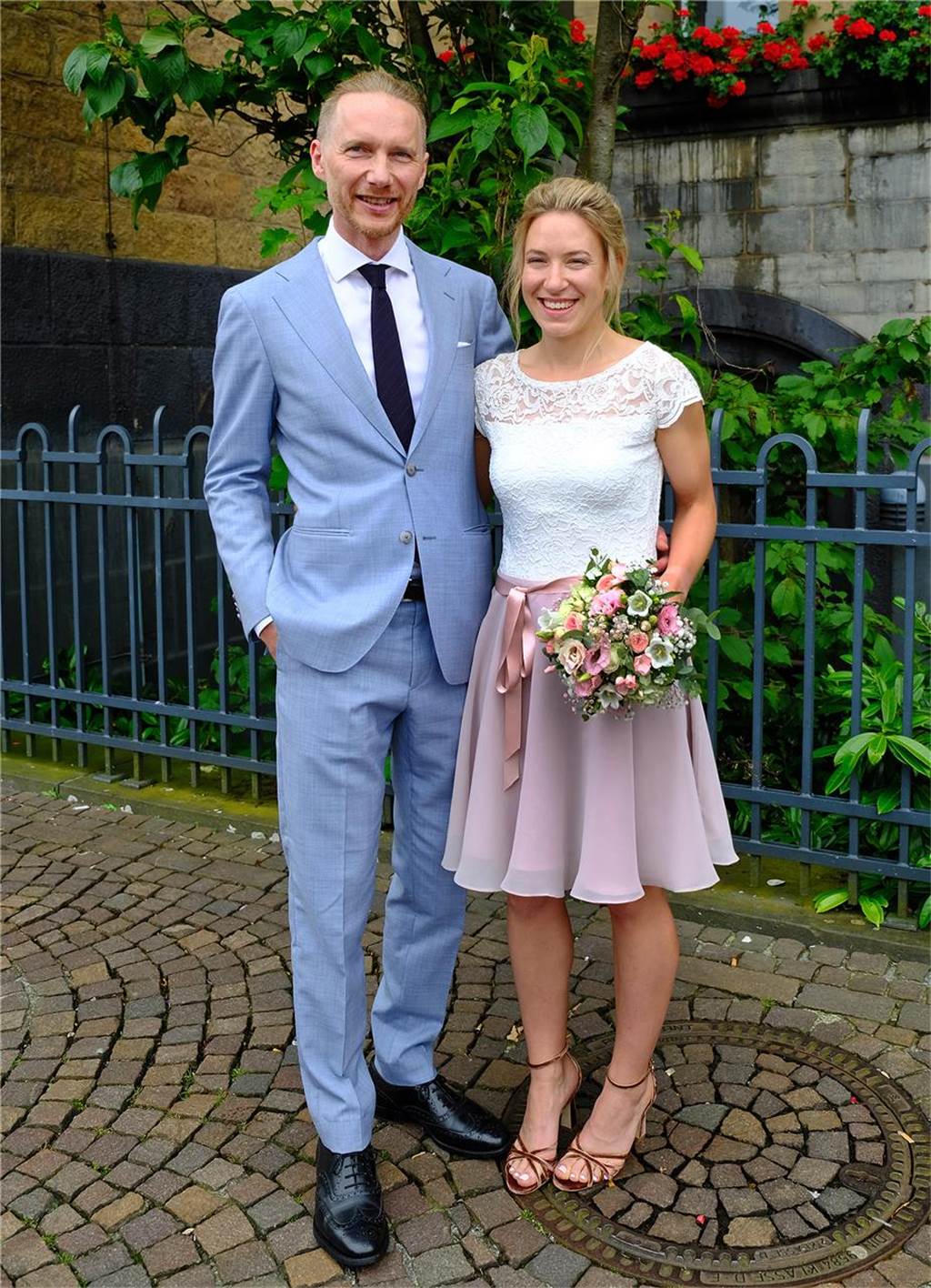 Die Eheleute Julia Kotte und Phillip Bobowski nach ihrer Trauung vor dem Rathaus in Recklinghausen