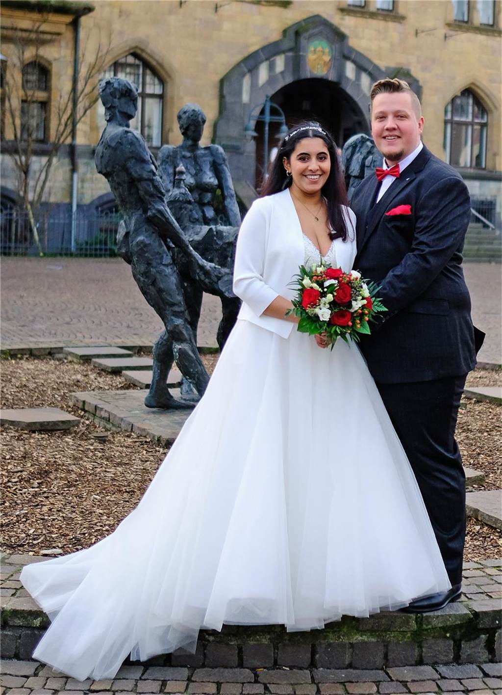 Nelly und Hubert: Jugendliebe gibt sich Jawort nach neun Jahren Vor dem Recklinghäuser Rathaus: Nelly Stuckmann und Hubert Lasek.