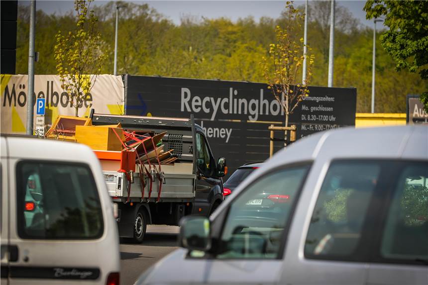 Recyclinghöfe der EDG nehmen normalen Betrieb wieder auf Vor dem Recyclinghof in Hacheney bilden sich regelmäßig lange Schlangen. Jetzt nimmt er seinen Regelbetrieb wieder auf.