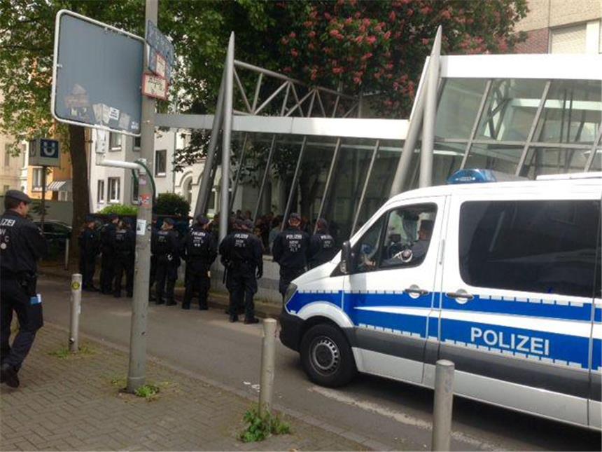 Polizeieinsatz: BVB-Ultras bleiben Bremen-Spiel fern Vor dem Spiel gab es einen großen Polizeieinsatz in der Innenstadt. Ultras haben nach Polizei-Angaben Pyrotechnik abgebrannt. Hier geleiteten Polizisten Personen in die U-Bahn-Stadion Saarlandstraße.
