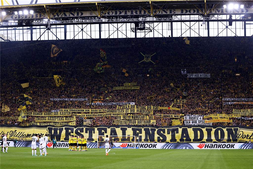 BVB-Fans protestieren mit Bannern gegen Sponsor Signal Iduna. 