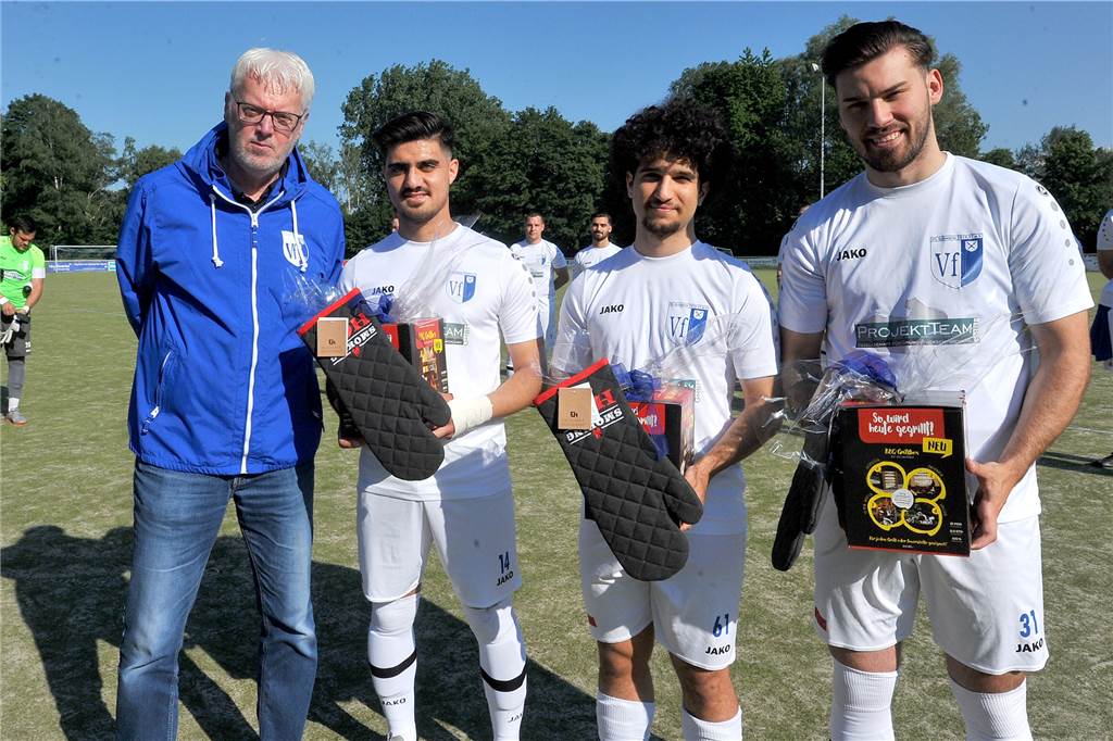 Locker-flockiges Saisonfinale des VfL Schwerte - Der Trainer setzt den Schlusspunkt Vor dem Spiel verabschiedete VfL-Wirtschaftsratsvorsitzender Bernd Arnhold die Spieler Talha Nergiz, Ali Güngör und Aleksandar Djordjevic (v.li.).