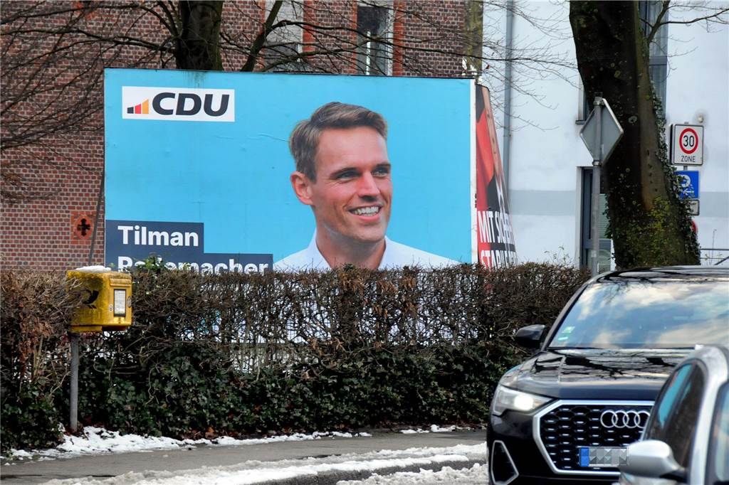 Großplakat der CDU für die Bundestagswahl 2025 an einer Straße.