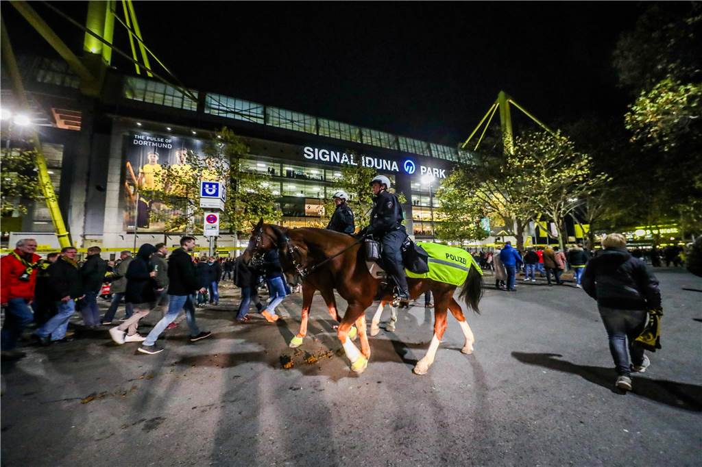 So einfach ist es, Bengalos in den Signal-Iduna-Park zu schmuggeln Vor dem Stadion waren viele Polizisten unterwegs.