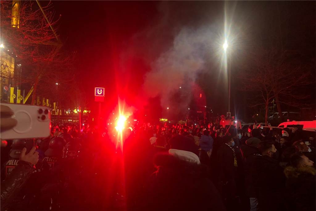 Live vom Polizei-Großeinsatz: Besiktas-Fans zogen zum Dortmunder Stadion Vor dem Stadion zünden Besiktas-Fans noch vereinzelt Pyrotechnik.