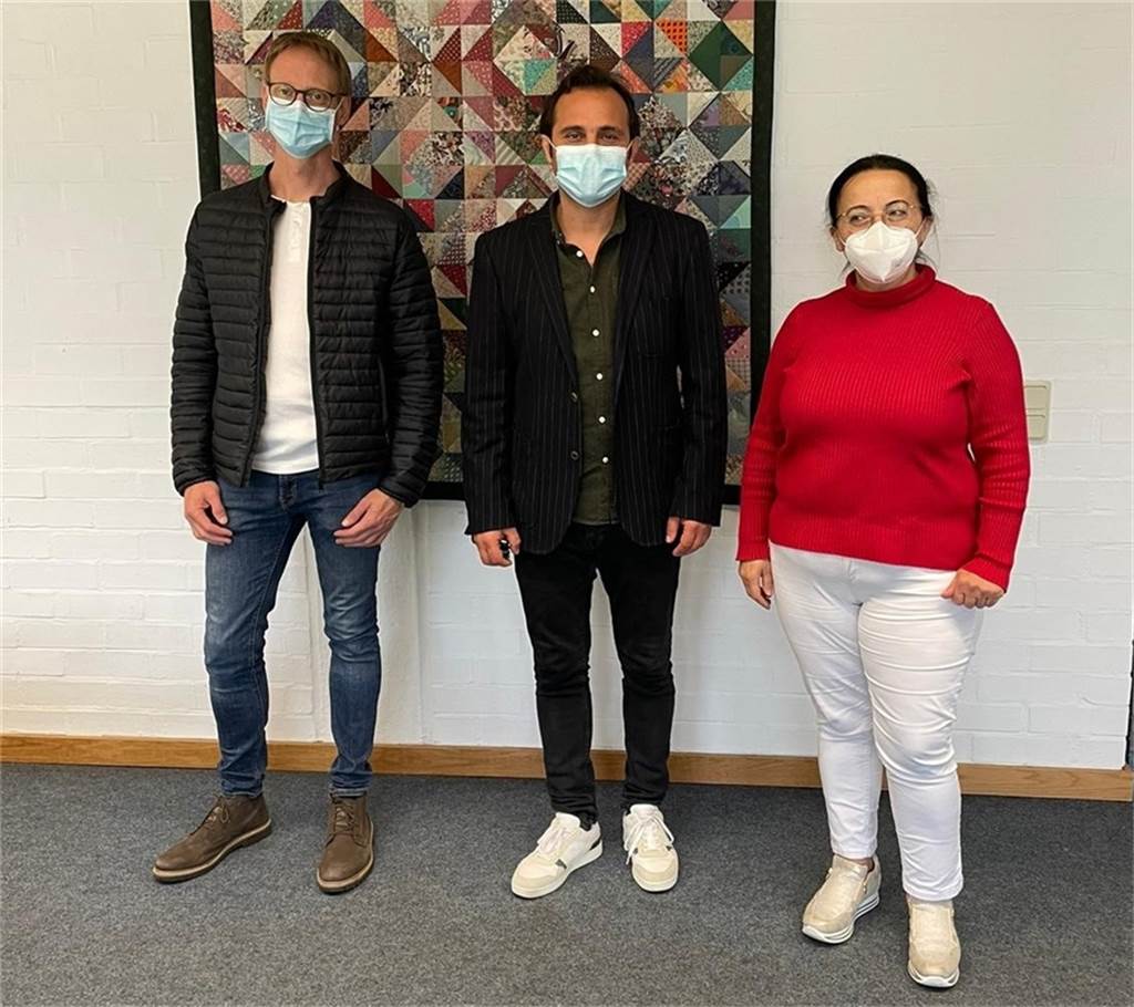 Besondere Impfaktion in der Nordstadt: „Mehr Platz als im Impfzentrum“ Vor dem Start der Impfaktion im Keuning-Haus: Tobias Zabel (l.) als Konrektor der Schule am Hafen, DKH-Leiter Levent Arslan und die verantwortliche Ärztin Fatma Michels.