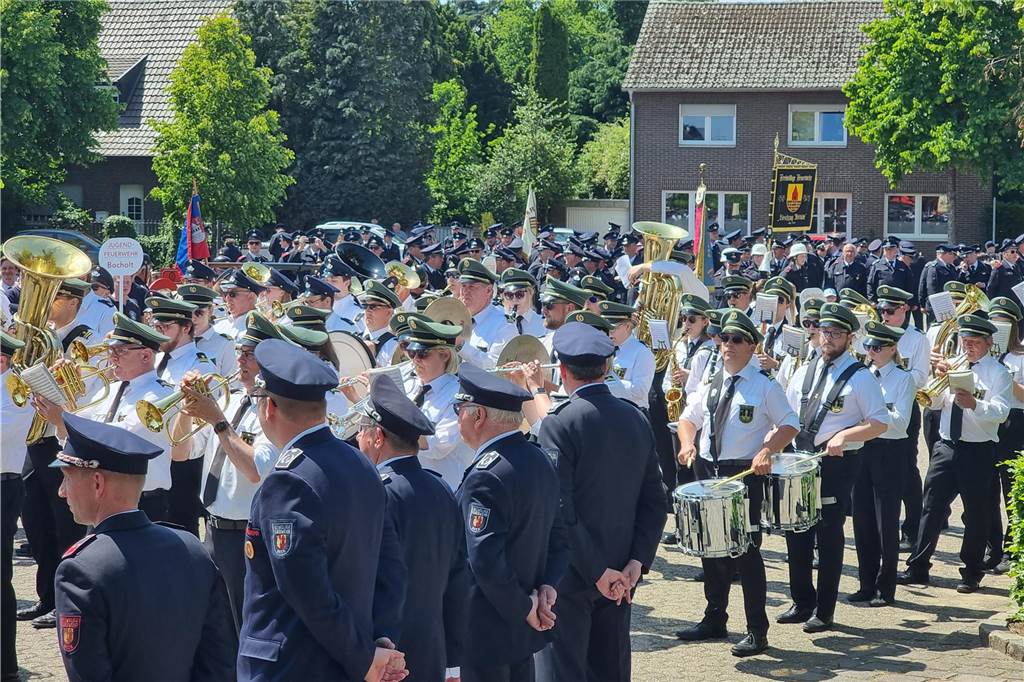 Vor dem Start des Festumzuges (14 Uhr) gab es auf dem Marktplatz natürlich noch eine musikalische Einlage.