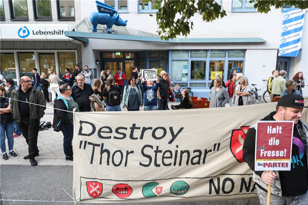 Rund 2000 Demonstranten: Neonazis und Gegenprotest sorgen für Polizeigroßeinsatz Vor dem Thor-Steinar-Geschäft am Brüderweg formierte sich erster Protest.
