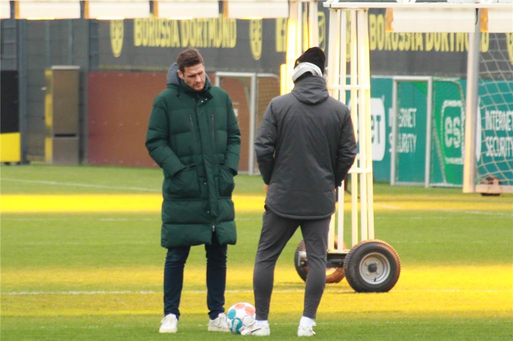 Der Tag nach dem BVB-Pokal-Aus: Schlechte Stimmung und keine guten Neuigkeiten Vor dem Training am Mittwoch suchte Lizenzspielerleiter Sebastian Kehl (l.) das Gespräch mit BVB-Coach Marco Rose.