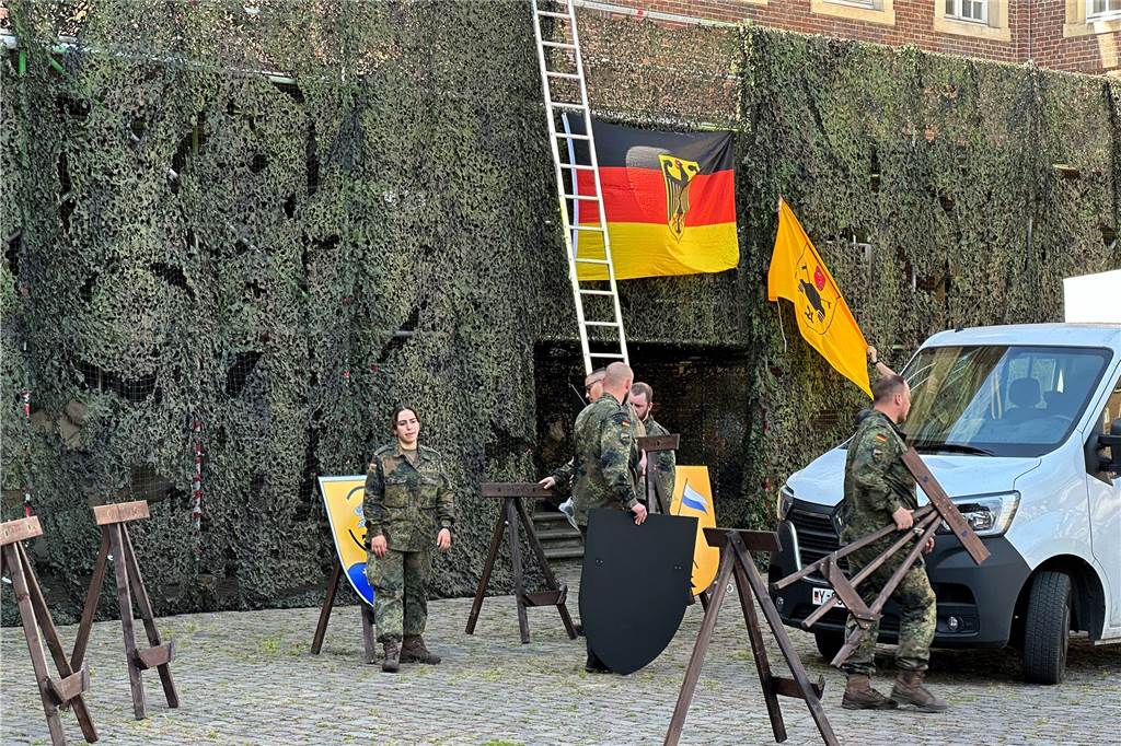 Soldaten am Schloss Nordkirchen: Tarnnetze verhüllten die Gerüste Vor dem Treffen wurden die Gerüste am Schloss Nordkirchen mit Tarnnetzen verhüllt.