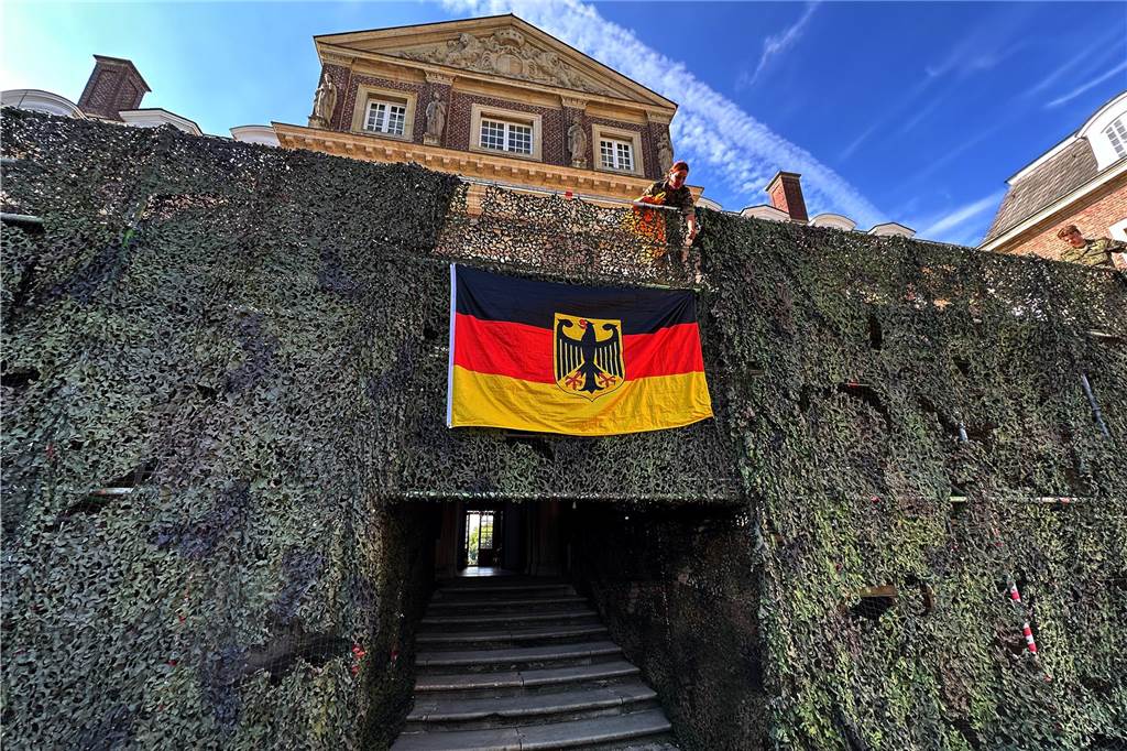 Vor dem Treffen wurden die Gerüste am Schloss Nordkirchen mit Tarnnetzen verhüllt. 