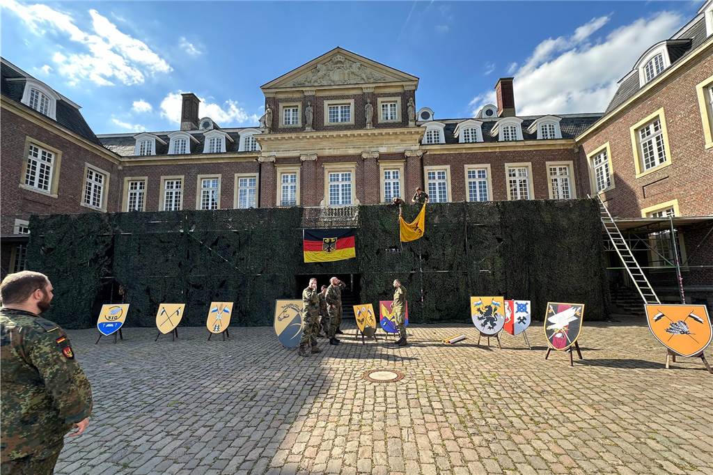 Vor dem Treffen wurden die Gerüste am Schloss Nordkirchen mit Tarnnetzen verhüllt. 