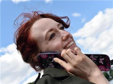 Vor dem unbeschwerten Telefonieren sollte man etwas Zeit in die Tarif-Recherche investieren. Wer seine Bedürfnisse gut einschätzt, kann Geld sparen. Foto: Jens Kalaene