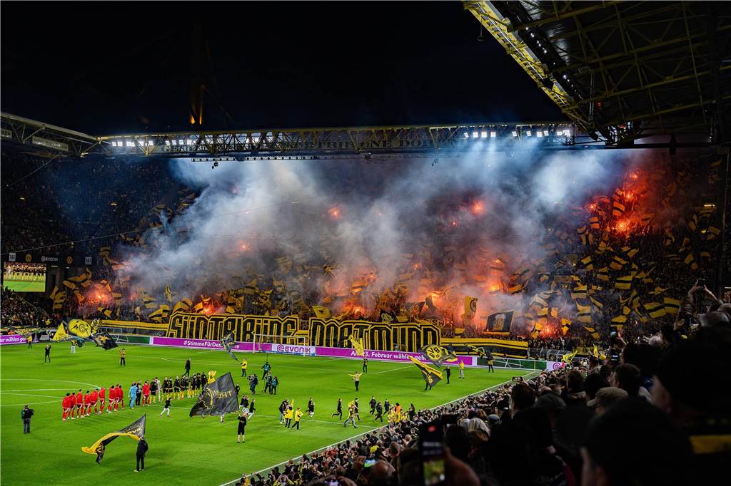 Die Fans vom BVB zünden Pyros.