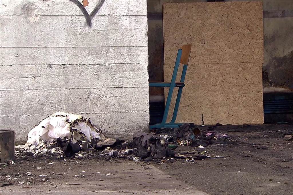 Vor dem verlassenen Hochbunker in Castrop-Rauxel liegen verkohlte Gegenstände, hier hat es am frühen Sonntagmorgen gebrannt.