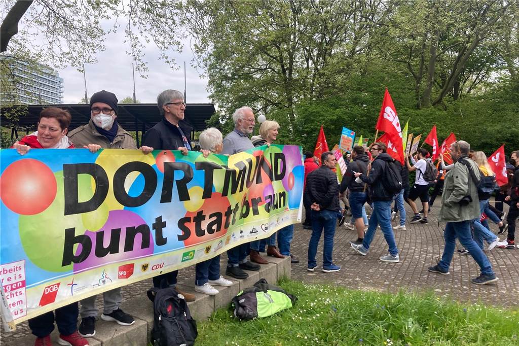 Politik-Gipfel zum Tag der Arbeit: Rund 2000 Demonstranten ziehen durch Dortmund Vor dem Westfalenpark-Eingang zeigte der Arbeitskreis gegen Rechtsextremismus Flagge gegen Rechts.