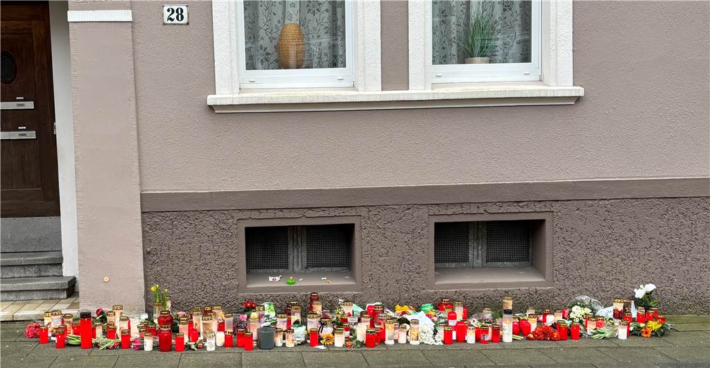 „Däumchen drücken, Jamaika ruft!“: So erinnert sich Hillen an die getötete Rita (71) Mit Kerzen, Blumen, Bonbons und Botschaften gedenken Menschen in Recklinghausen-Hillen einer mutmaßlich ermordeten Seniorin (71).