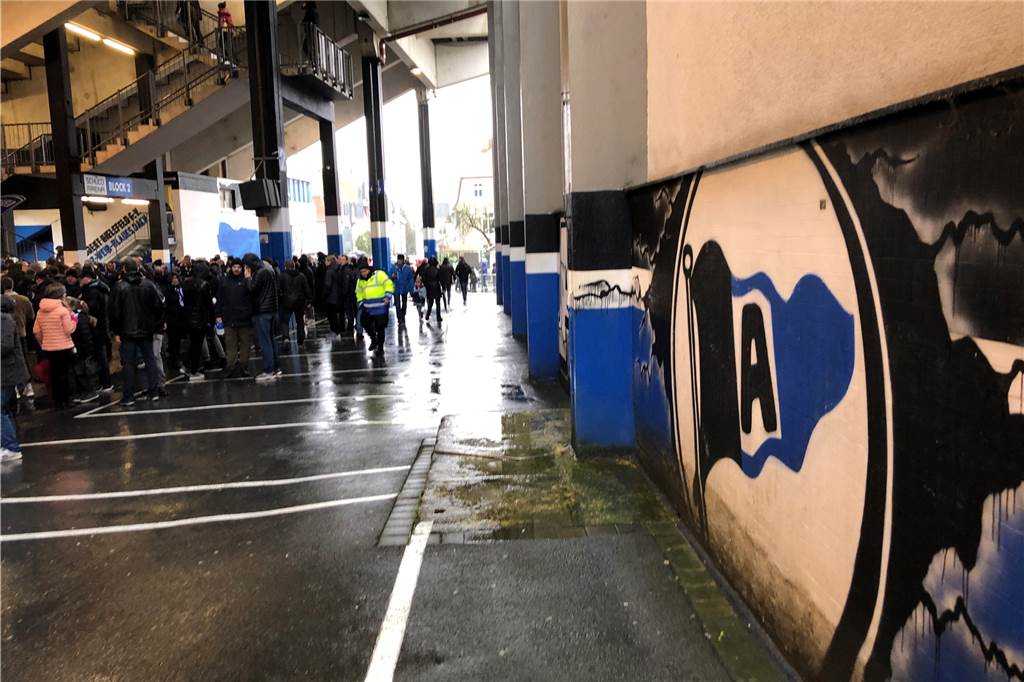 Mythos Arminia Bielefeld - und Amos Pieper mittendrin Vor den Aufgängen an der Südtribüne warten viele Zuschauer im Trockenen auf den Anpfiff.