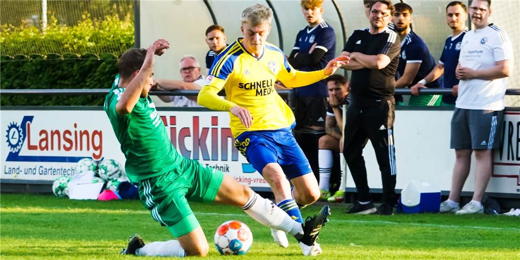 Holzwickeder SC ist massiv enttäuscht – und greift den Verband nach Schiedsrichter-Ansetzung an Vor den Augen von Trainer Benjamin Hartlieb im schwarzen T-Shirt vor der HSC-Bank grätscht Moritz Müller einen Ball ab. Der HSC kämpfte in Vreden, verlor aber in Unterzahl dennoch mit 2:3.