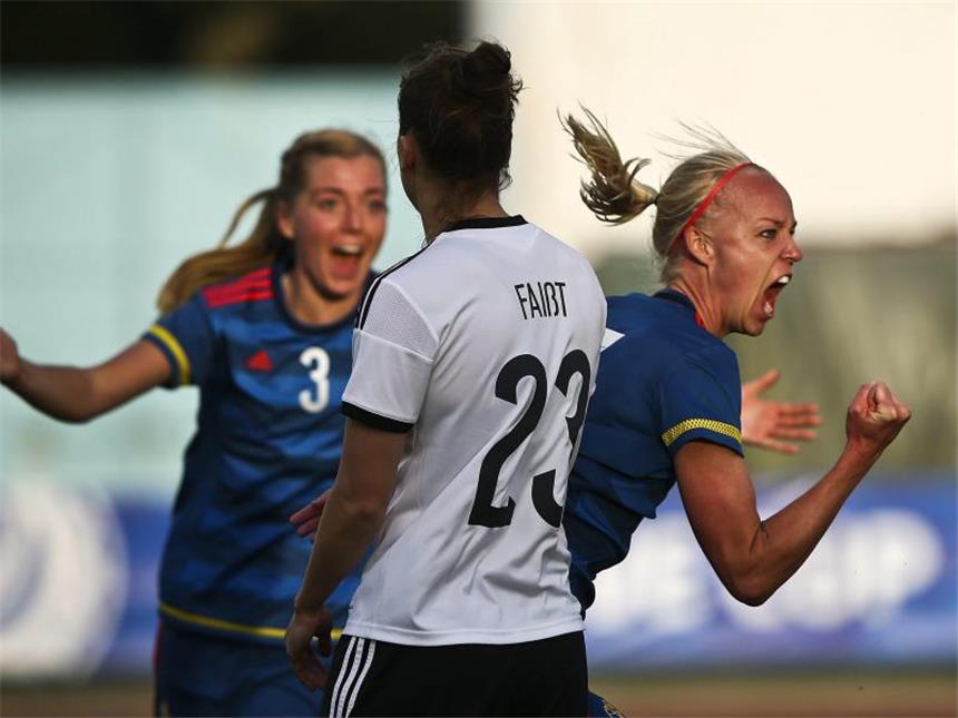 Algarve-Cup: DFB-Frauen starten mit 2:4 gegen Schweden Vor den jubelenden Schwedinnen lässt DFB-Spielerin Faißt die Schultern hängen. Jose Sena Goulao Foto: Jose Sena Goulao