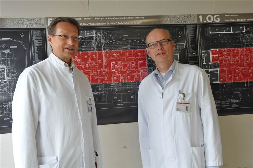 Vor den Plänen des Anbaus der Klinik am Park (v.l.): Dr. Clemens Kelbel, Ärztlicher Leiter der Klinik am Park Lünen und Chefarzt der Klinik für Pneumologie, Gastroenterologie, Kardiologie und Intensivmedizin, und Dr. Burkhard Thiel, Leiter des Lungenfachzentrums und Chefarzt der Klinik für Thoraxchirurgie.