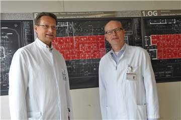 Vor den Plänen des Anbaus der Klinik am Park (v.l.): Dr. Clemens Kelbel, Ärztlicher Leiter der Klinik am Park Lünen und Chefarzt der Klinik für Pneumologie, Gastroenterologie, Kardiologie und Intensivmedizin, und Dr. Burkhard Thiel, Leiter des Lungenfachzentrums und Chefarzt der Klinik für Thoraxchirurgie.
