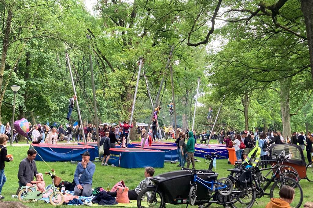 Wieder vier Tage volles Programm: So läuft der Auftakt beim Westpark-Fest Vor den Spielgeräten wie den Trampolinen bilden sich am Donnerstagmittag lange Schlangen.