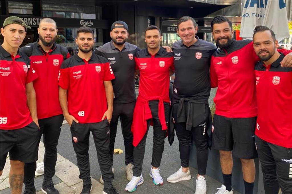 Türkspor Dortmund marschiert weiter: Bei Sieg in Herne schießt Türkspor-Spieler Hattrick Vor der Abfahrt nach Herne trafen sich Türkspor-Spieler und Verantwortlich in einem Dortmunder Café und aßen zusammen.