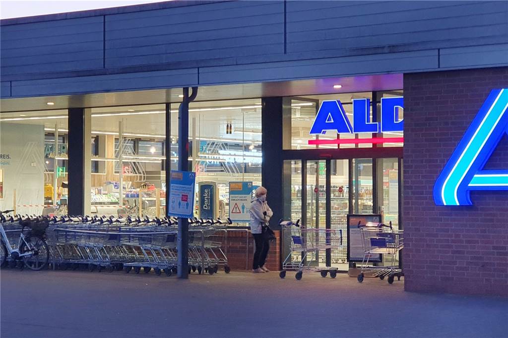Corona-Schnelltests bei Aldi: In Ahaus in wenigen Minuten ausverkauft Vor der Aldi-Filiale in der Fuistingstraße warteten zwei Frauen auf die Öffnung vor dem Geschäft.