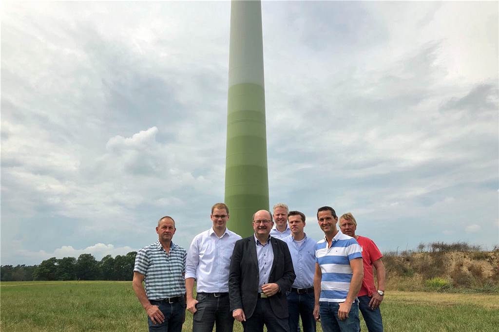 Windbauern haben Anträge für elf Windräder in Lembeck, Wulfen und Hervest eingereicht Vor der alten Windmühle am Oldenkamp: Diese Windbauern wollen elf Anlagen in Dorsten errichten lassen. Mit Heinz Thier sind das Johannes Thier, Manuel Wissing, Bernd Schmöning, Bernd-Christian Krampe, Georg Haane, Heinz Elvermann.