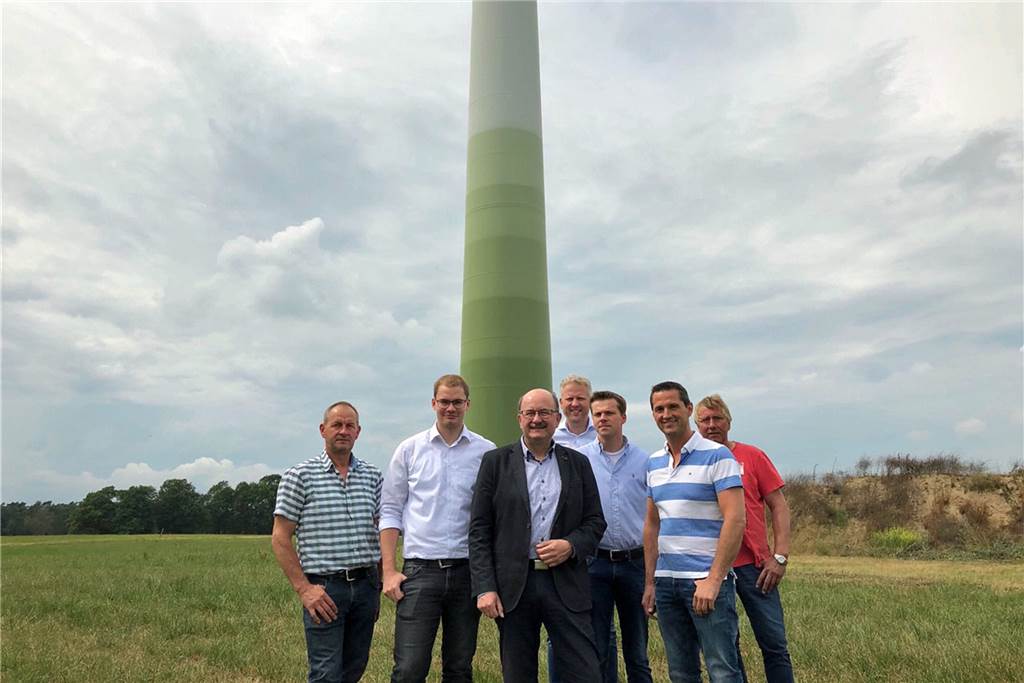 Kreis genehmigt Bauvoranfragen für acht Windräder - aber nicht alle Vor der alten Windmühle am Oldenkamp: Diese Windbauern wollen elf Anlagen in Dorsten errichten lassen. Mit Heinz Thier sind das Johannes Thier, Manuel Wissing, Bernd Schmöning, Bernd-Christian Krampe, Georg Haane, Heinz Elvermann.