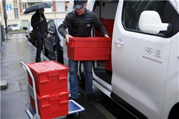 Vor der Anhörung in Genf werden Kisten mit Dokumenten zum Gericht gebracht. Foto: Salvatore Di Nolfi